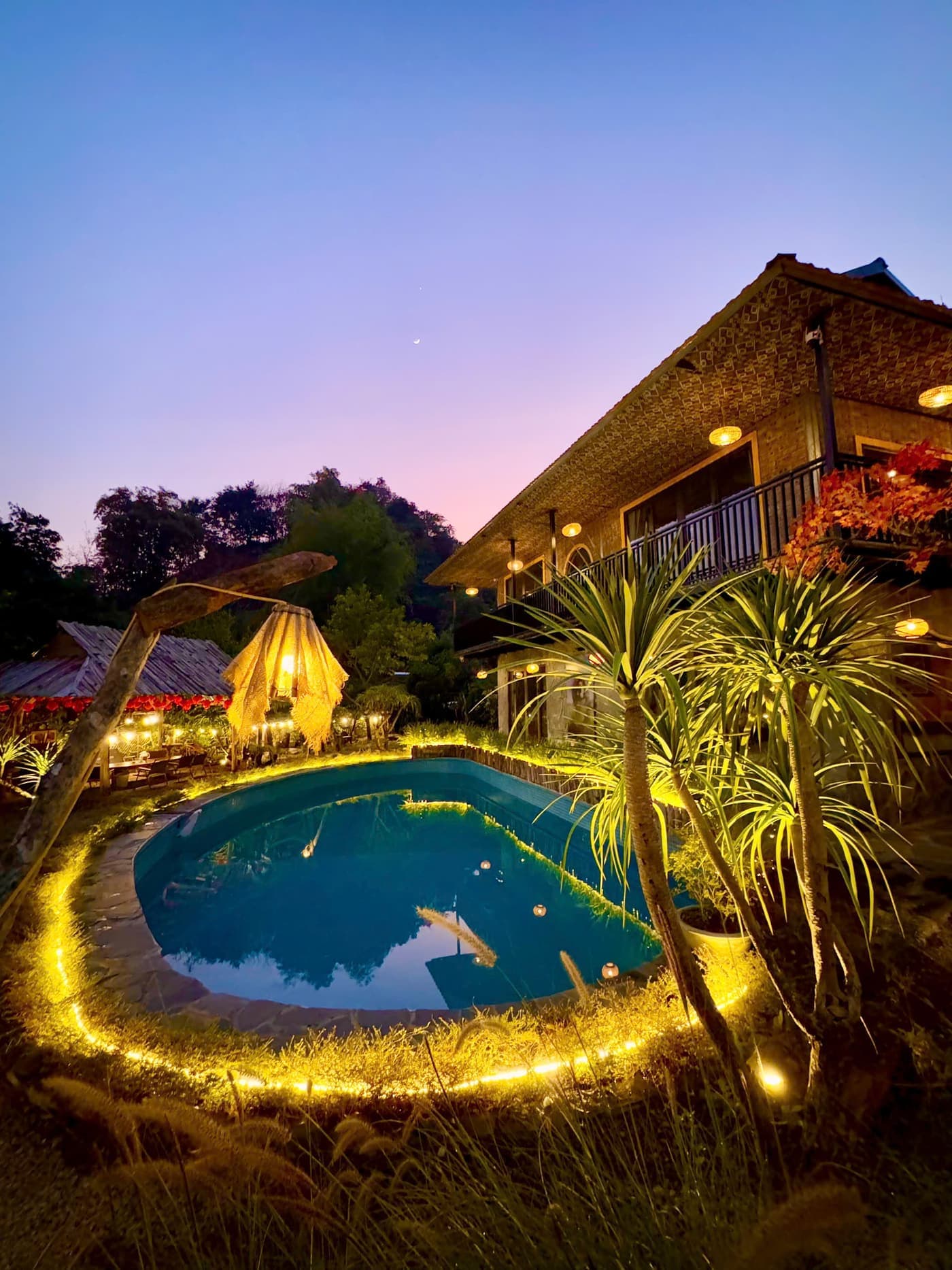 Khuôn viên A Tủn Homestay buổi tối: bể bơi và chòi gỗ lên đèn (1/6)
