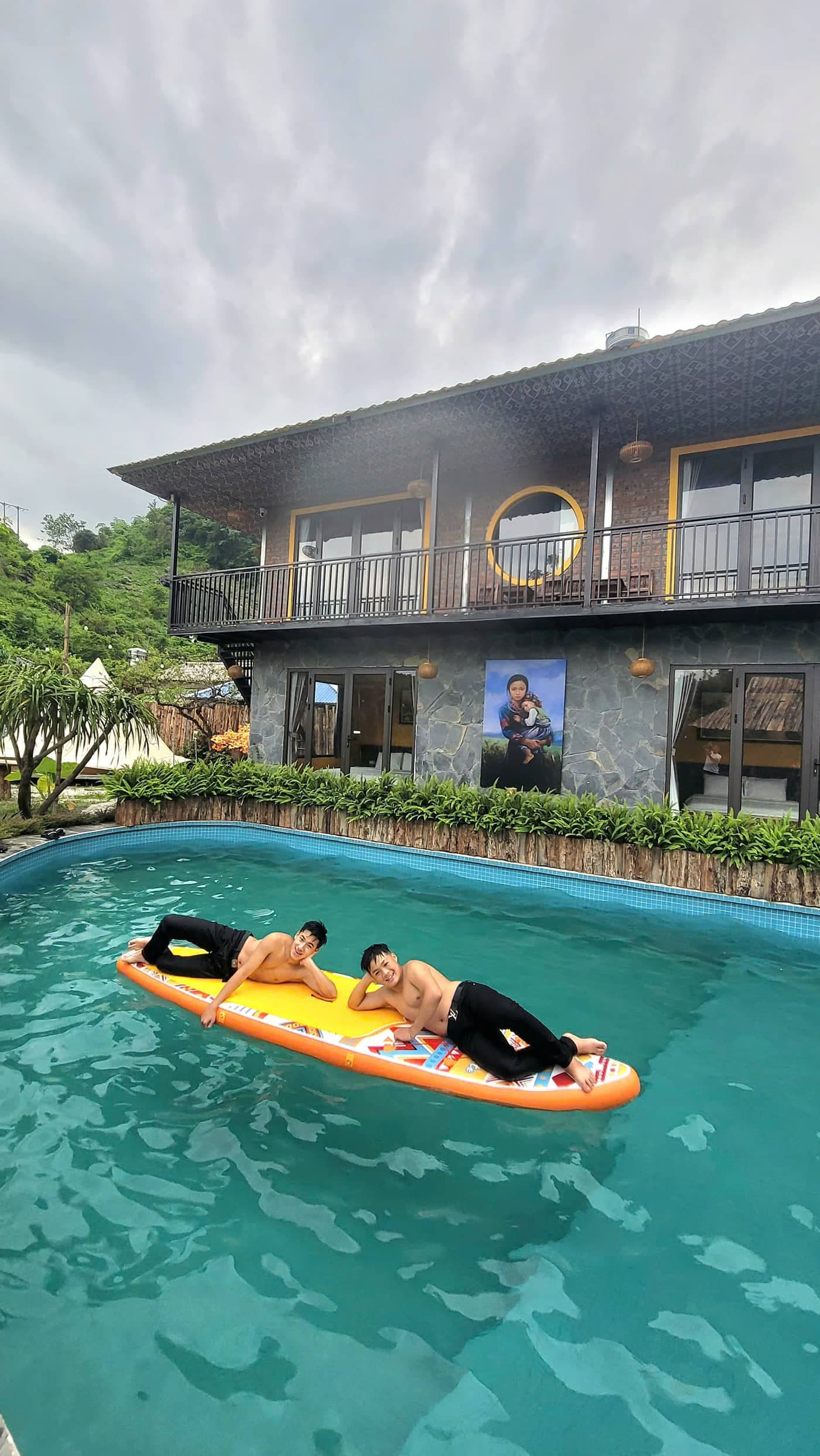 Khách chèo ván sup trong bể bơi A Tủn Homestay (1/1)
