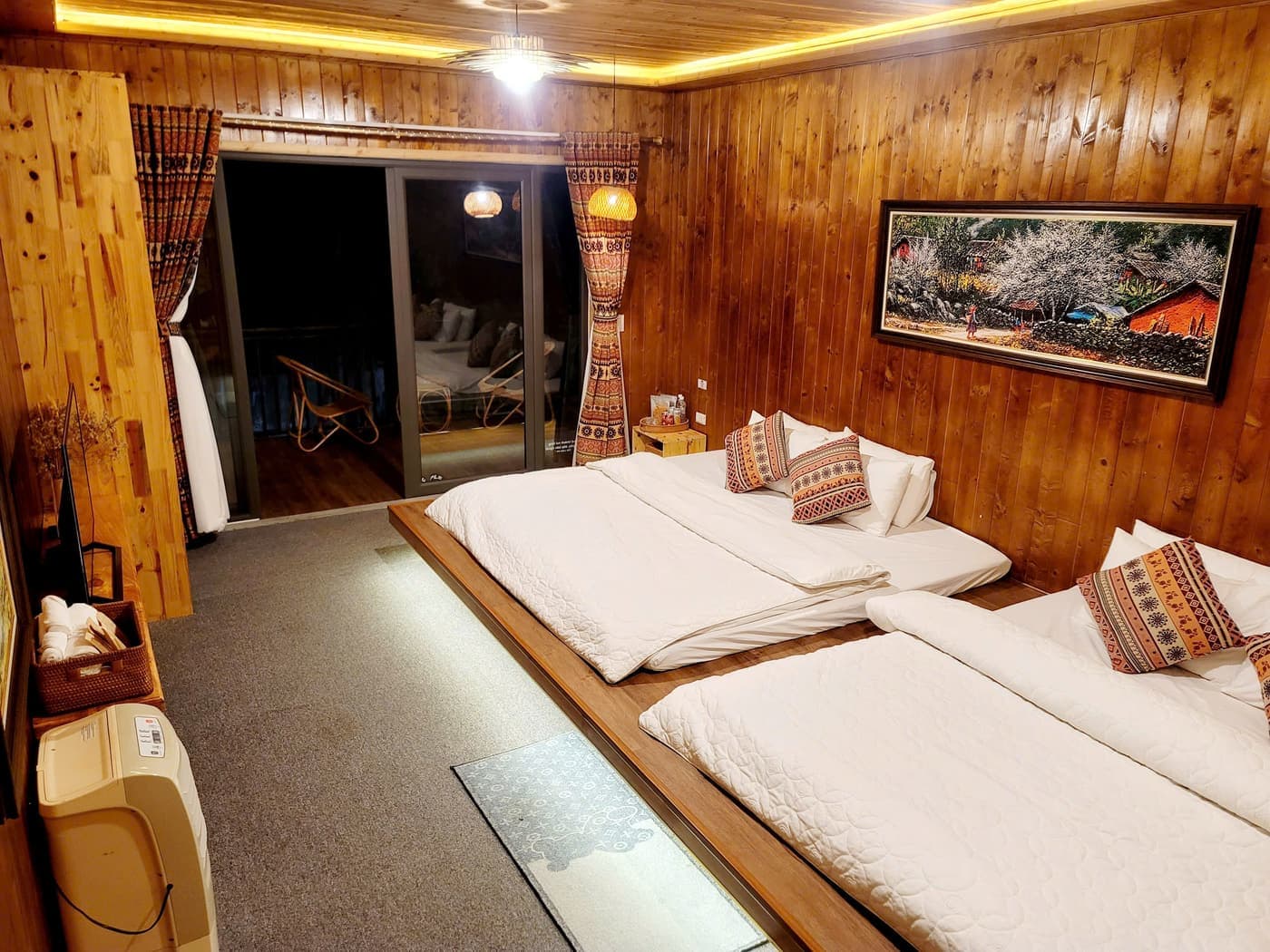 Phòng đôi gỗ tại A Tủn Homestay: tường gỗ, hai giường, đèn viền trần (1/5)