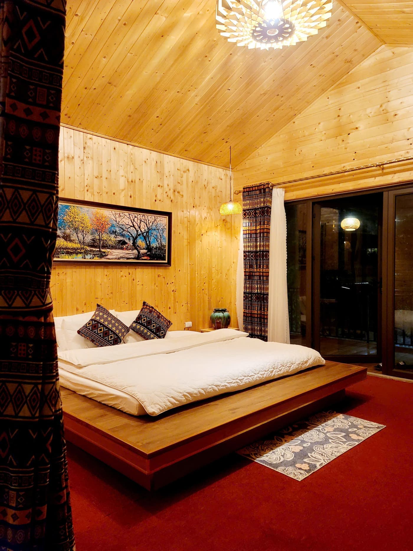 Phòng đơn gỗ tại A Tủn Homestay: tường gỗ, một giường lớn, tranh treo tường (1/6)