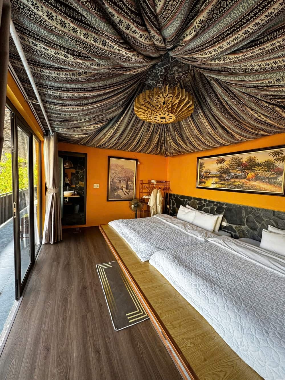 Phòng thổ cẩm 2 giường tại A Tủn Homestay: trần thổ cẩm, tường cam, hai giường (1/8)