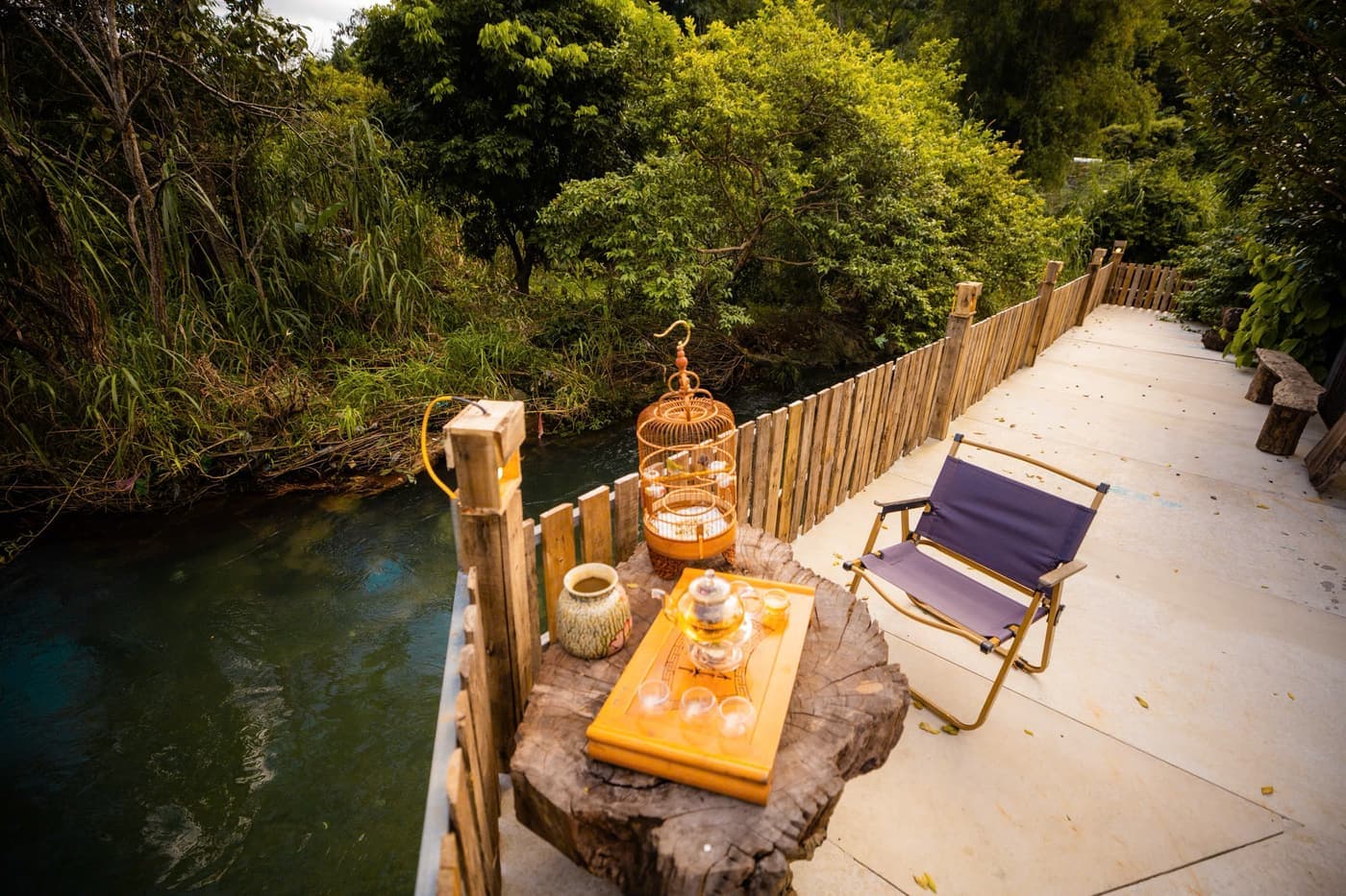 Suối đầu nguồn chảy quanh A Tủn Homestay, ghế nằm và bàn trà bên bờ (4/6)