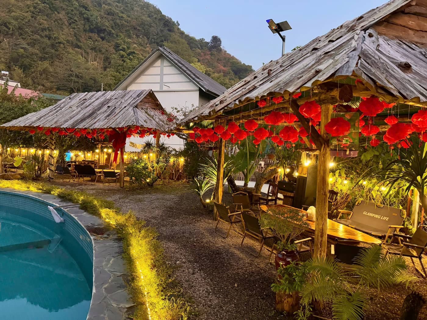 Khuôn viên A Tủn Homestay buổi tối: bể bơi và chòi gỗ lên đèn (2/6)