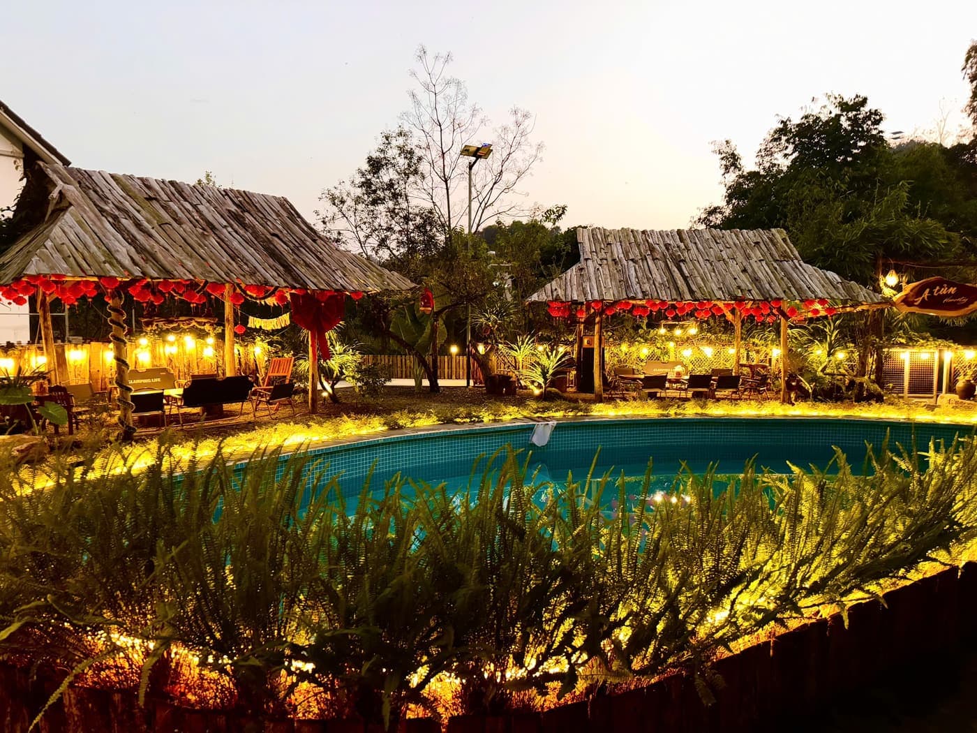 Khuôn viên A Tủn Homestay buổi tối: bể bơi và chòi gỗ lên đèn (3/6)