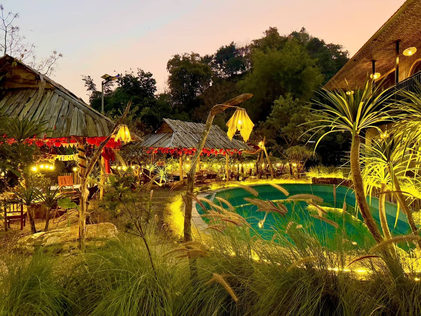 Khuôn viên A Tủn Homestay buổi tối: bể bơi và chòi gỗ lên đèn (5/6)