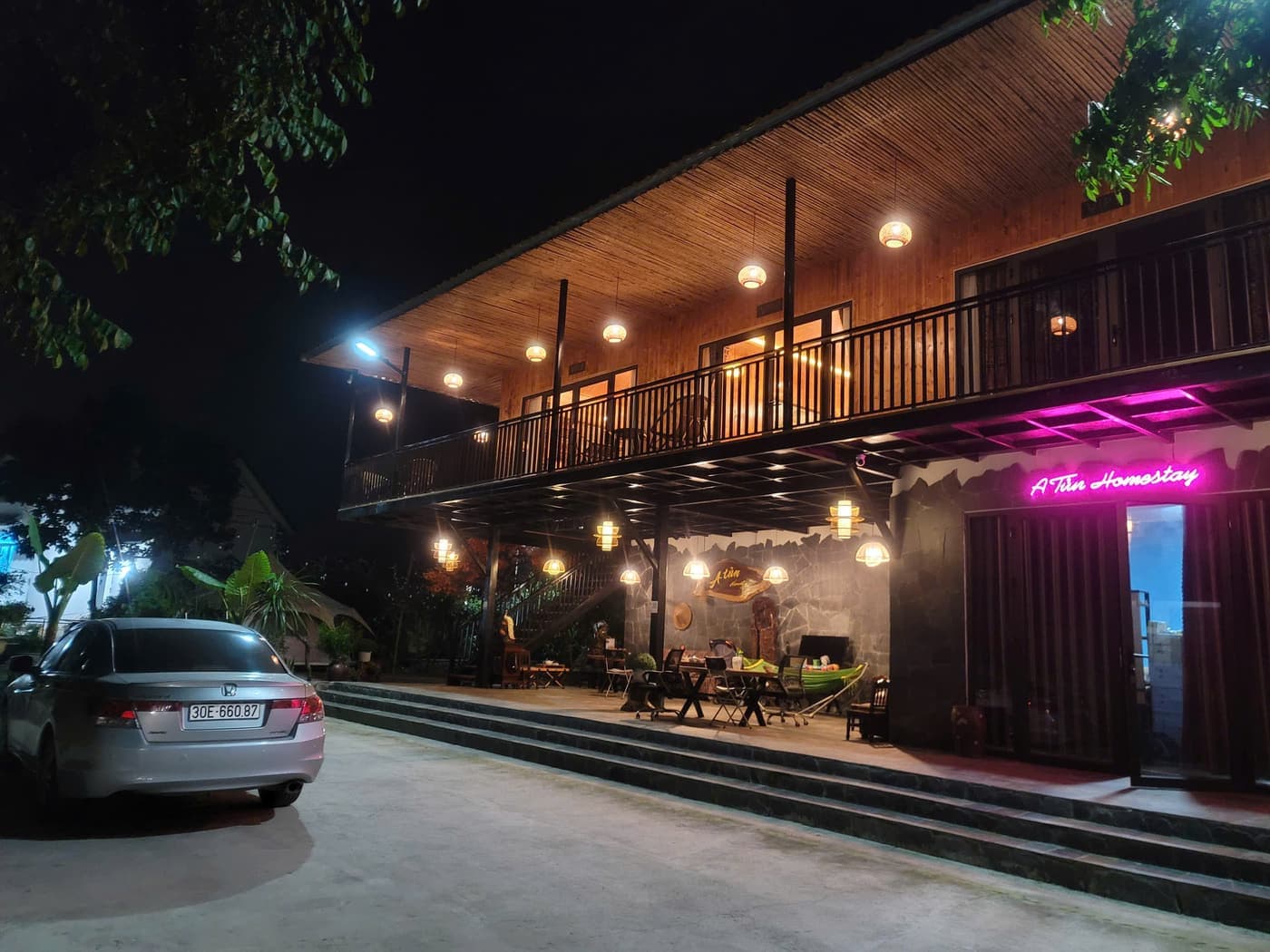 Khuôn viên A Tủn Homestay buổi tối: bể bơi và chòi gỗ lên đèn (6/6)