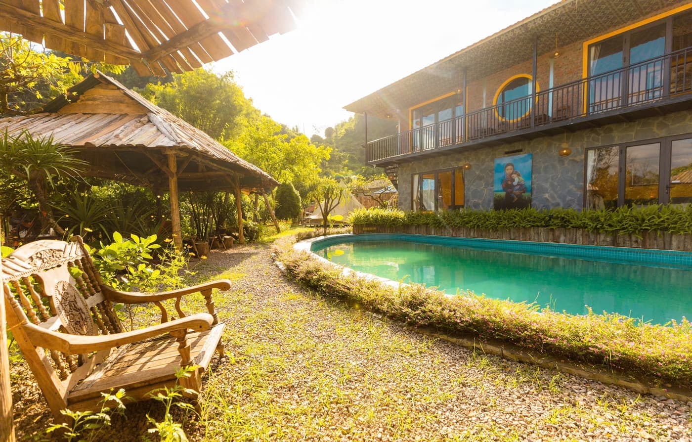 Bể bơi ngoài trời giữa khuôn viên A Tủn Homestay, chòi gỗ và nhà chính (3/10)