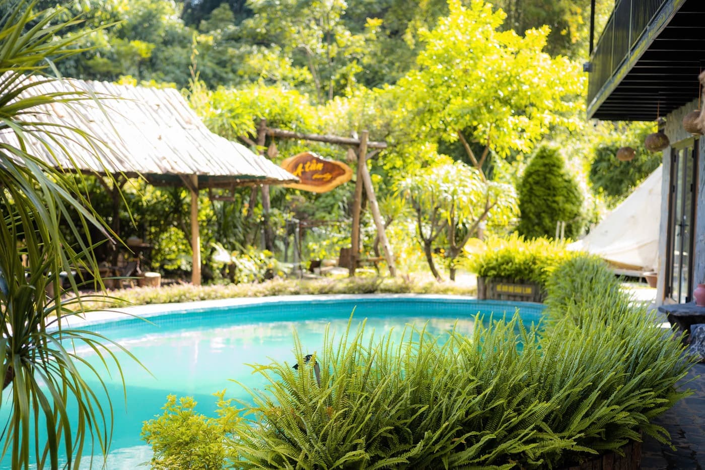 Bể bơi ngoài trời giữa khuôn viên A Tủn Homestay, chòi gỗ và nhà chính (4/10)