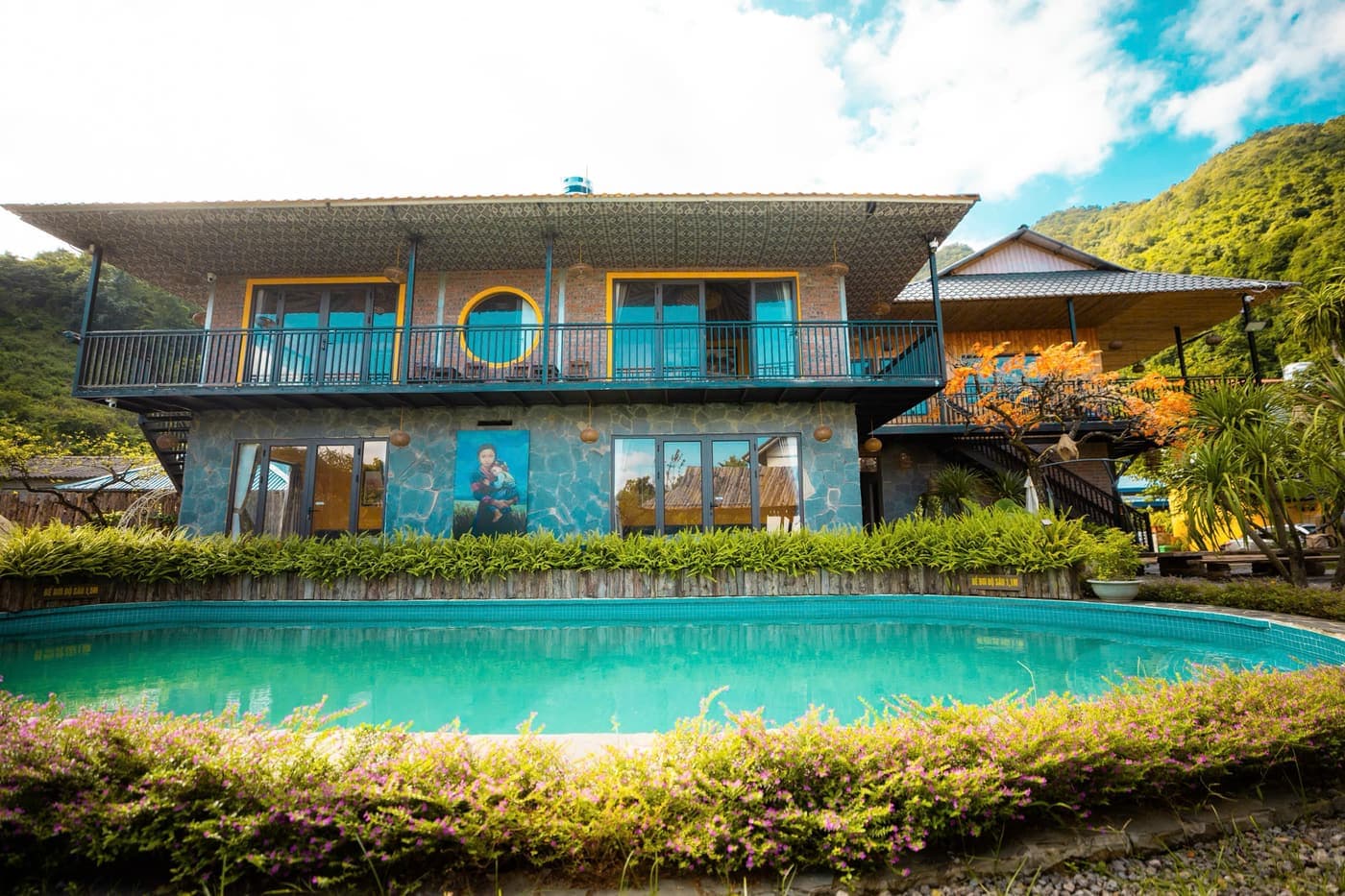 Bể bơi ngoài trời giữa khuôn viên A Tủn Homestay, chòi gỗ và nhà chính (5/10)