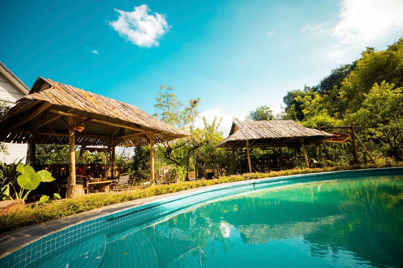 Bể bơi ngoài trời giữa khuôn viên A Tủn Homestay, chòi gỗ và nhà chính (6/10)