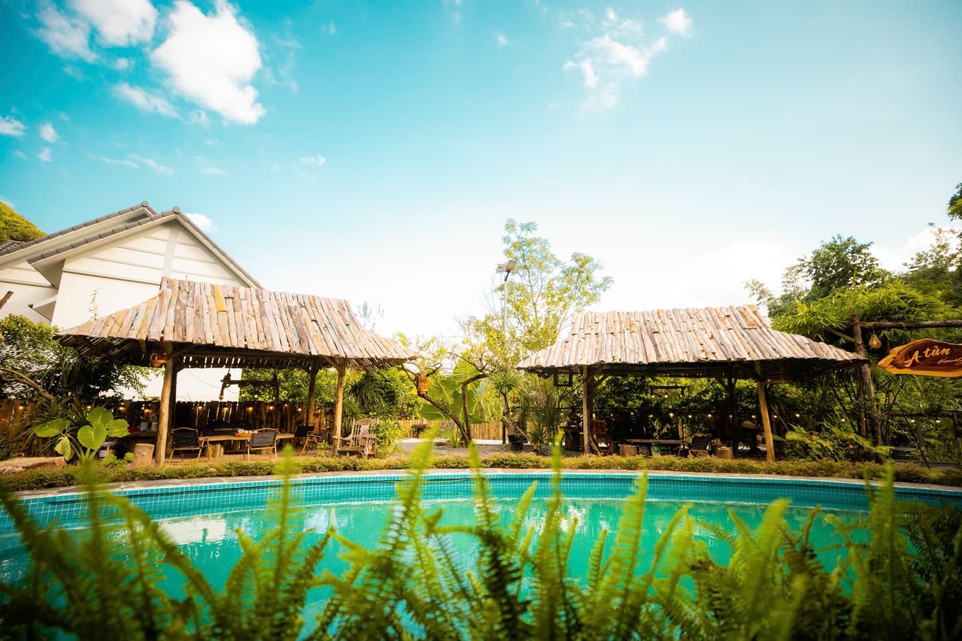 Bể bơi ngoài trời giữa khuôn viên A Tủn Homestay, chòi gỗ và nhà chính (7/10)