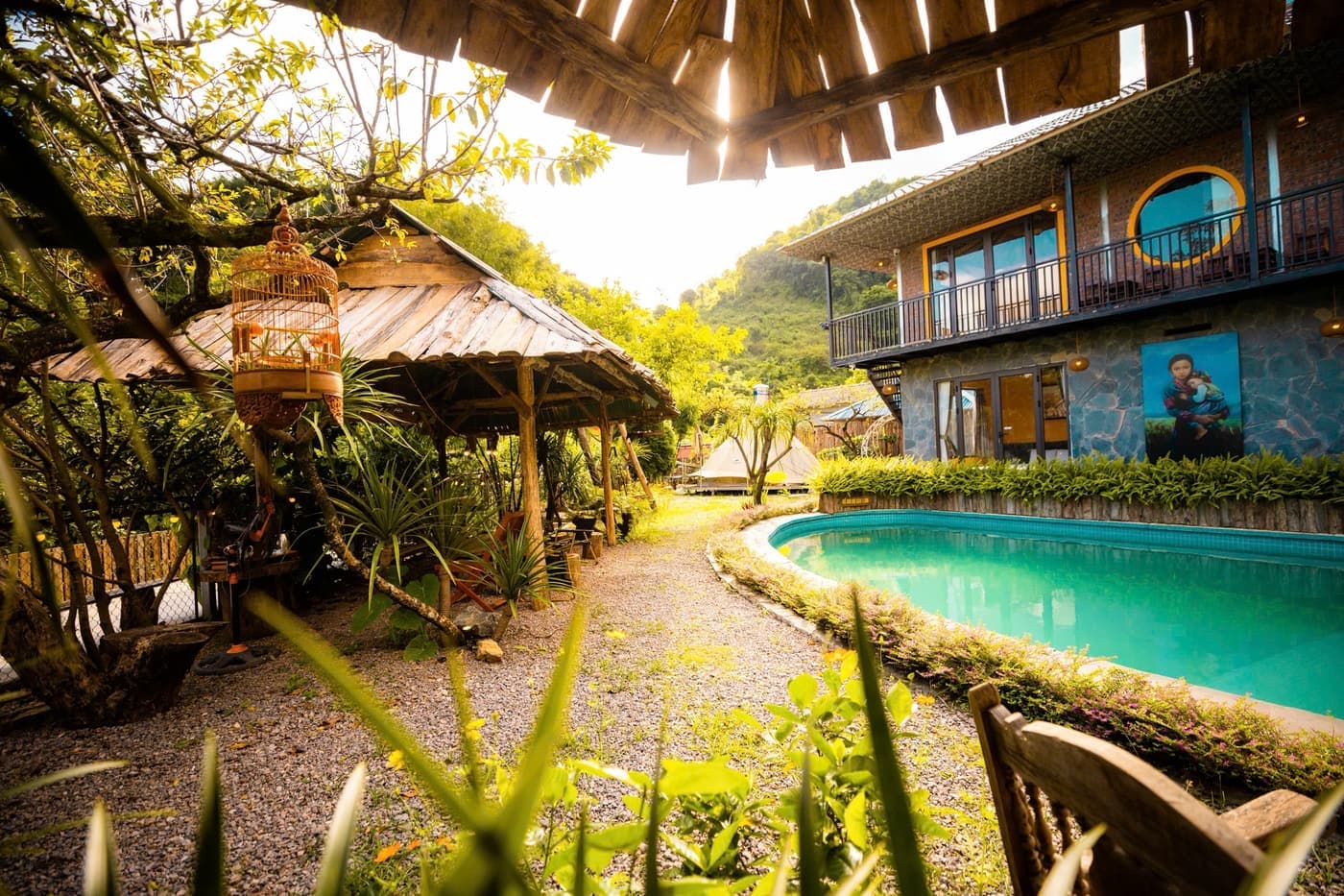 Bể bơi ngoài trời giữa khuôn viên A Tủn Homestay, chòi gỗ và nhà chính (8/10)