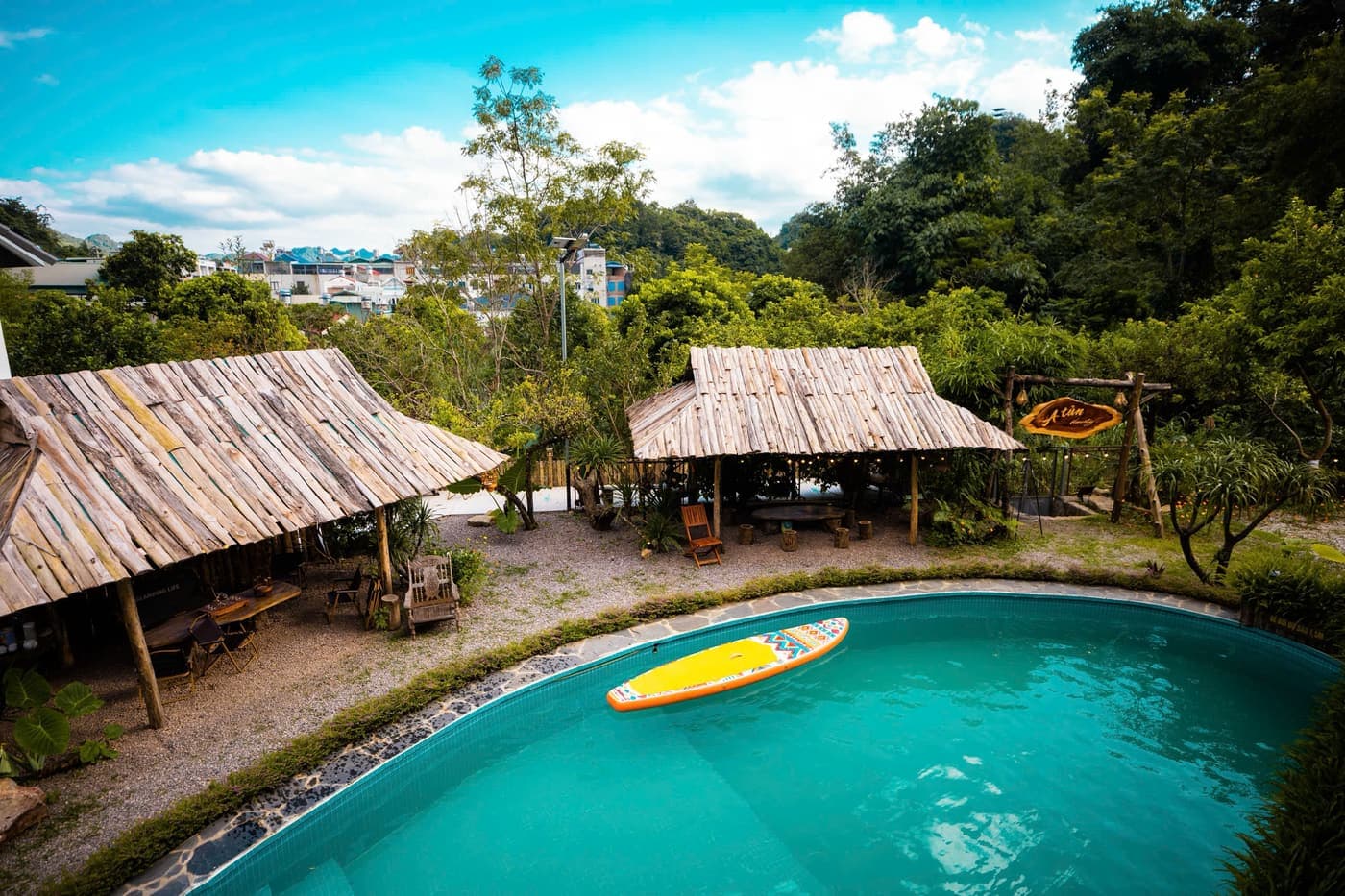 Bể bơi ngoài trời giữa khuôn viên A Tủn Homestay, chòi gỗ và nhà chính (9/10)