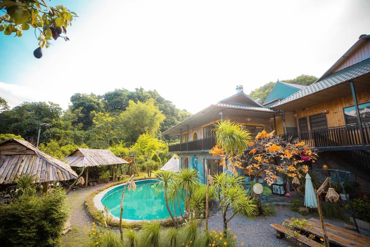 Bể bơi ngoài trời giữa khuôn viên A Tủn Homestay, chòi gỗ và nhà chính (10/10)