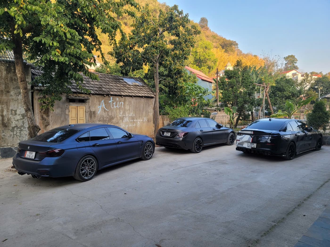Ngoại cảnh A Tủn Homestay: nhà gỗ hai tầng, biển hiệu gỗ, sân đỗ xe (4/4)