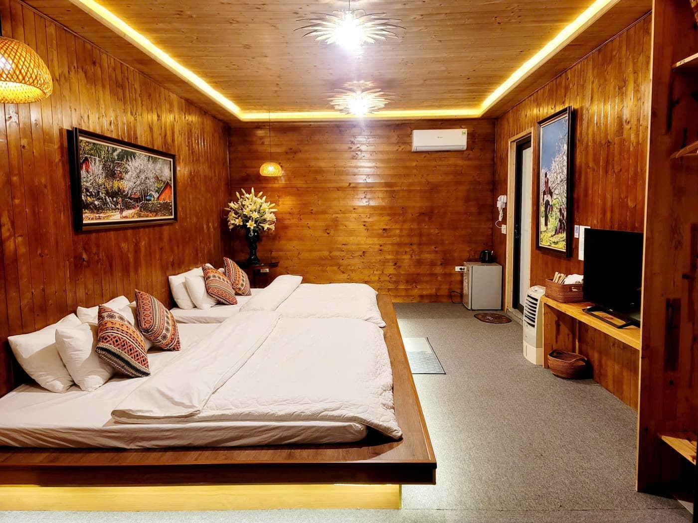 Phòng đôi gỗ tại A Tủn Homestay: tường gỗ, hai giường, đèn viền trần (2/5)