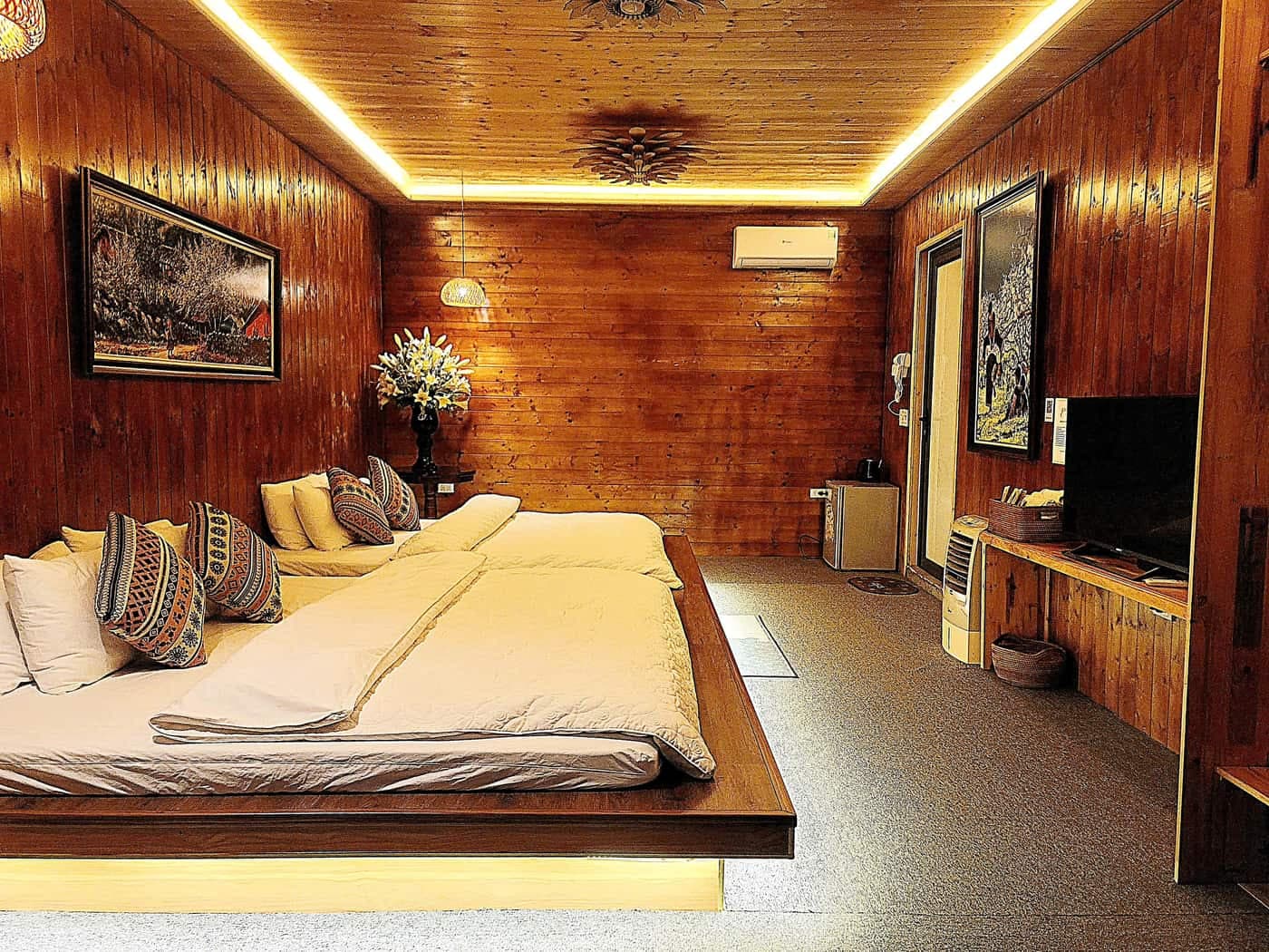 Phòng đôi gỗ tại A Tủn Homestay: tường gỗ, hai giường, đèn viền trần (3/5)