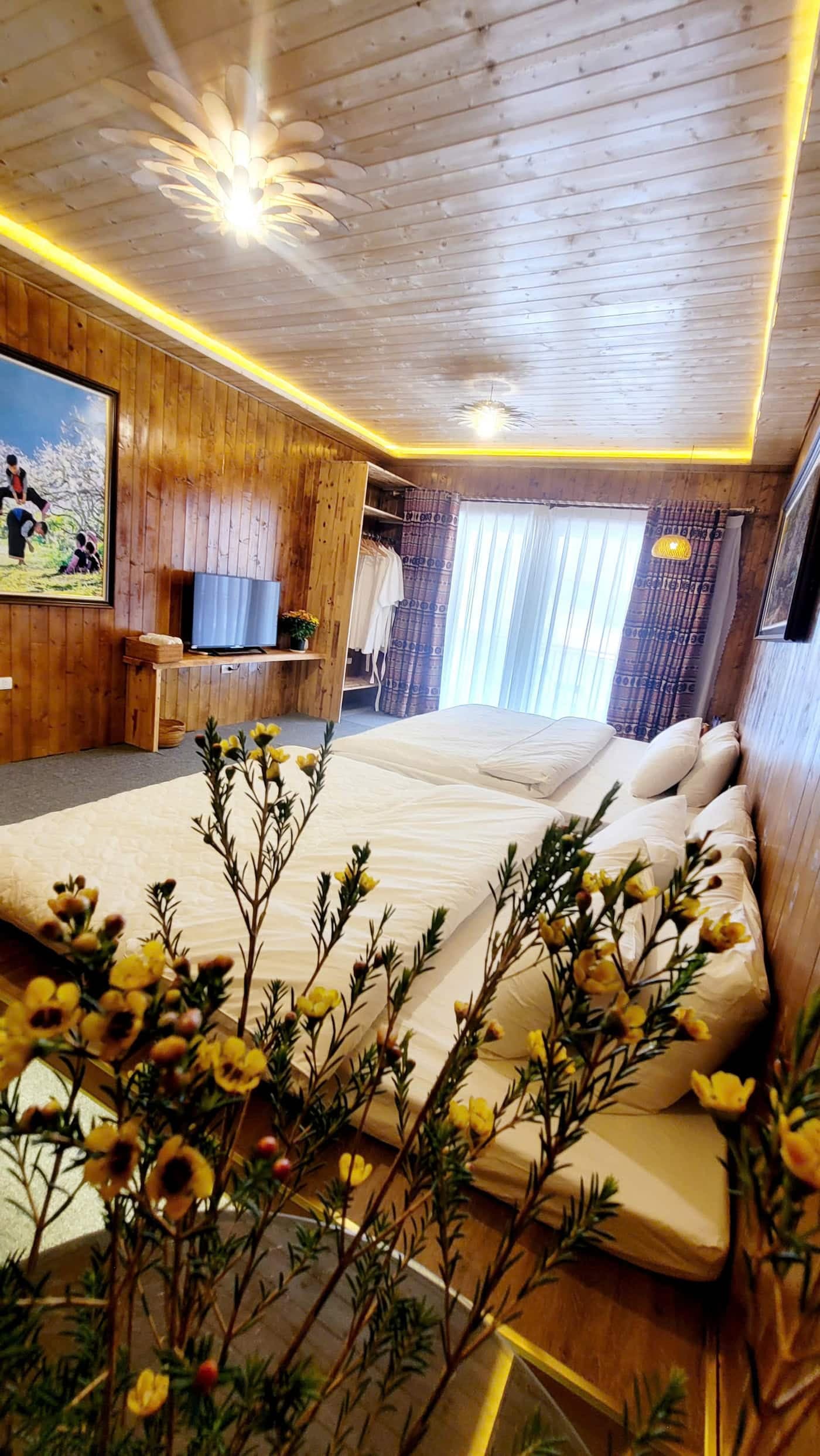 Phòng đôi gỗ tại A Tủn Homestay: tường gỗ, hai giường, đèn viền trần (4/5)