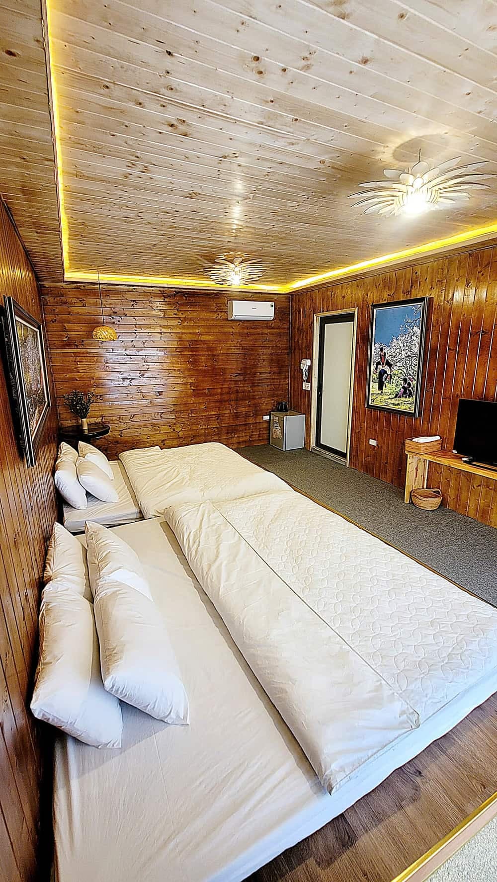 Phòng đôi gỗ tại A Tủn Homestay: tường gỗ, hai giường, đèn viền trần (5/5)