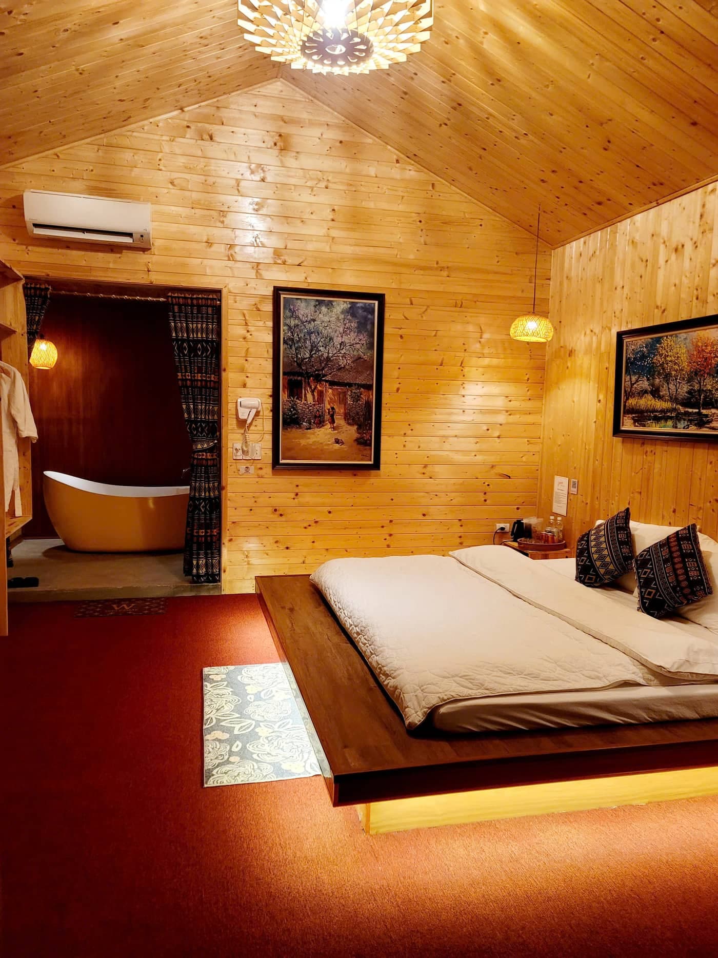 Phòng đơn gỗ tại A Tủn Homestay: tường gỗ, một giường lớn, tranh treo tường (2/6)