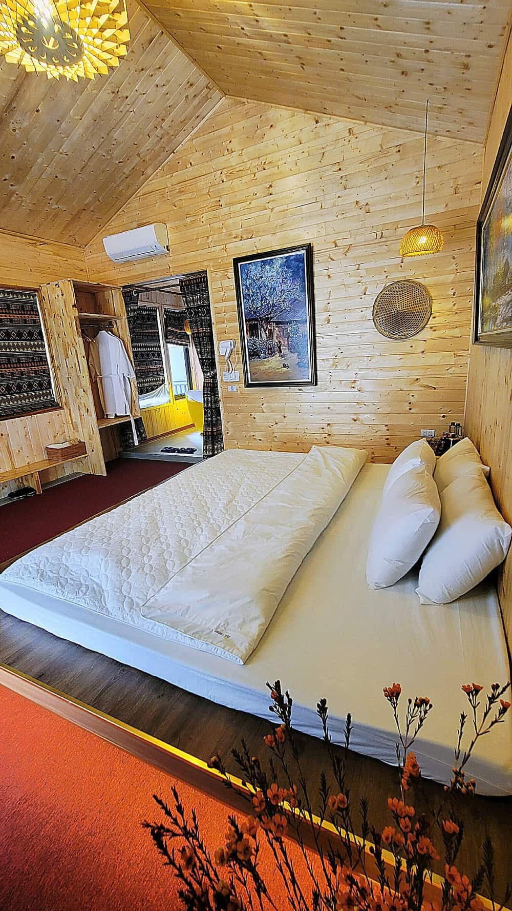 Phòng đơn gỗ tại A Tủn Homestay: tường gỗ, một giường lớn, tranh treo tường (3/6)