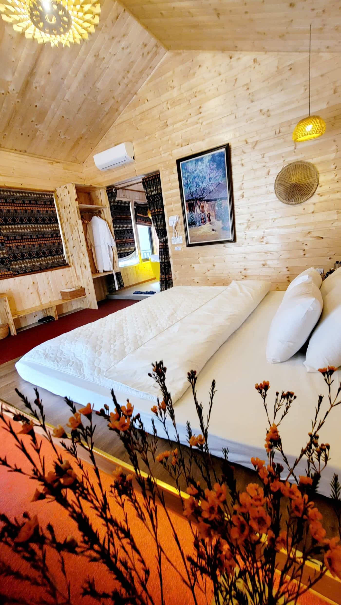 Phòng đơn gỗ tại A Tủn Homestay: tường gỗ, một giường lớn, tranh treo tường (4/6)