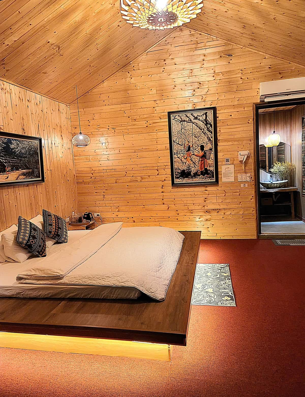 Phòng đơn gỗ tại A Tủn Homestay: tường gỗ, một giường lớn, tranh treo tường (5/6)