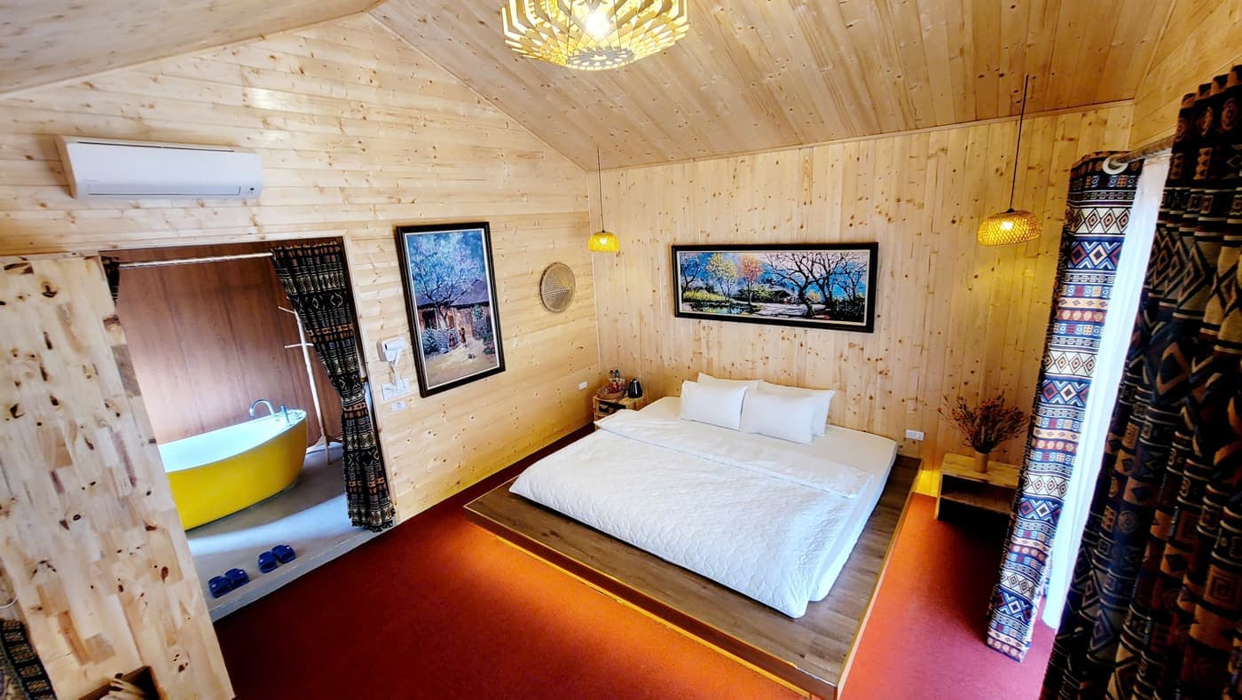 Phòng đơn gỗ tại A Tủn Homestay: tường gỗ, một giường lớn, tranh treo tường (6/6)