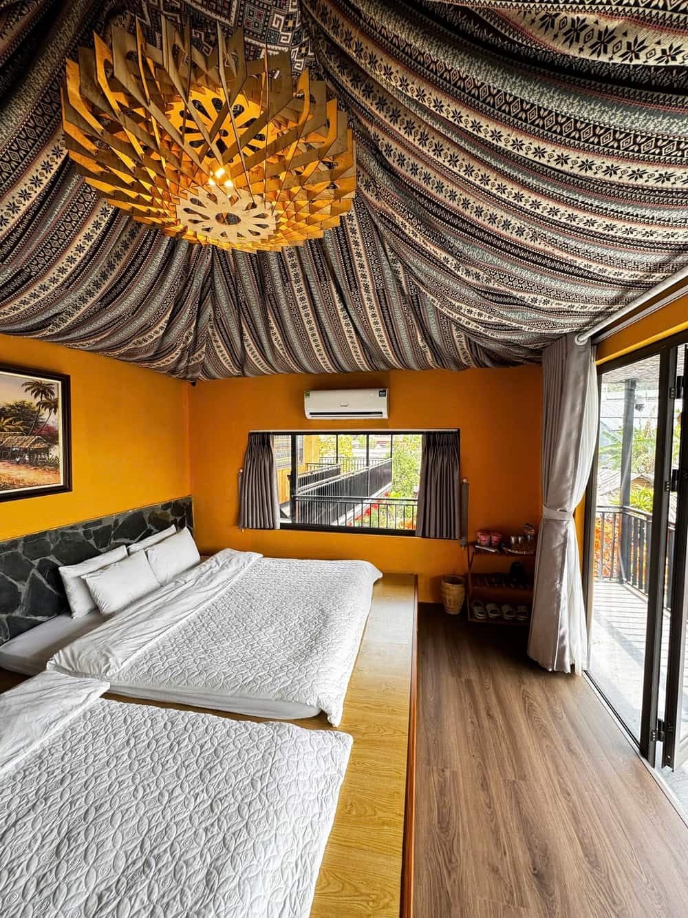 Phòng thổ cẩm 2 giường tại A Tủn Homestay: trần thổ cẩm, tường cam, hai giường (2/8)