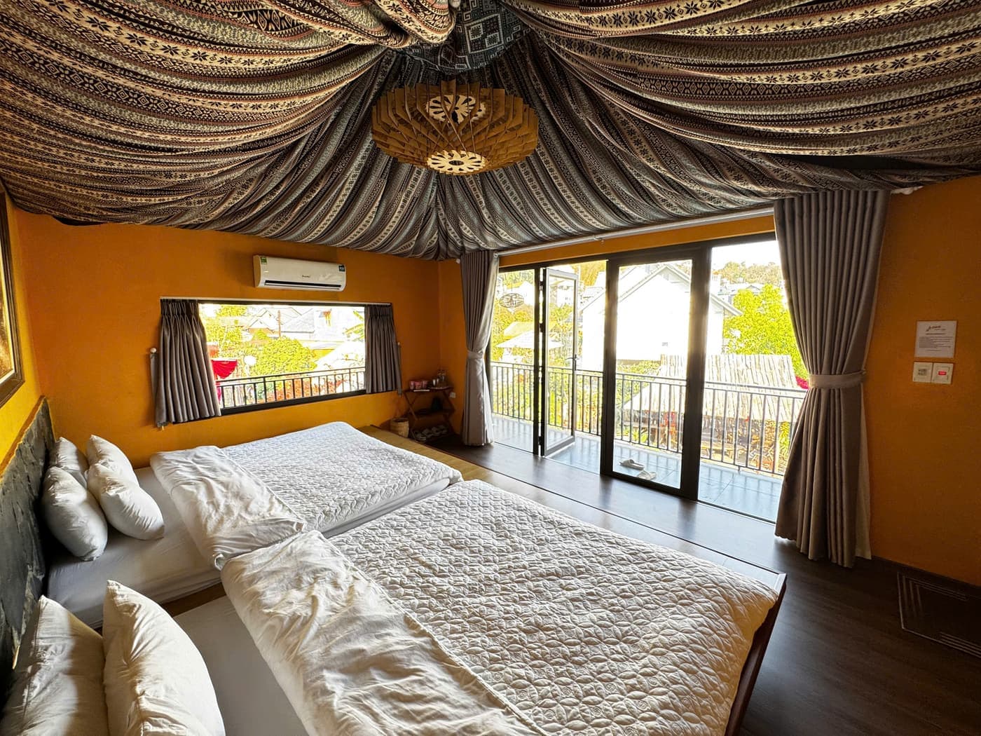 Phòng thổ cẩm 2 giường tại A Tủn Homestay: trần thổ cẩm, tường cam, hai giường (3/8)
