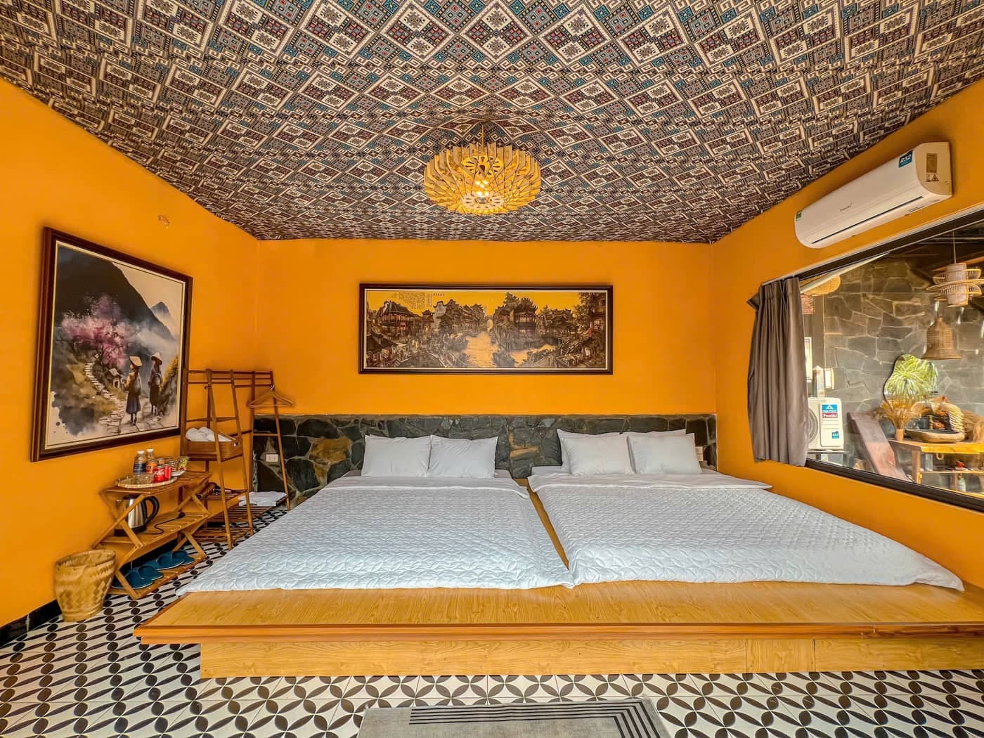 Phòng thổ cẩm 2 giường tại A Tủn Homestay: trần thổ cẩm, tường cam, hai giường (4/8)