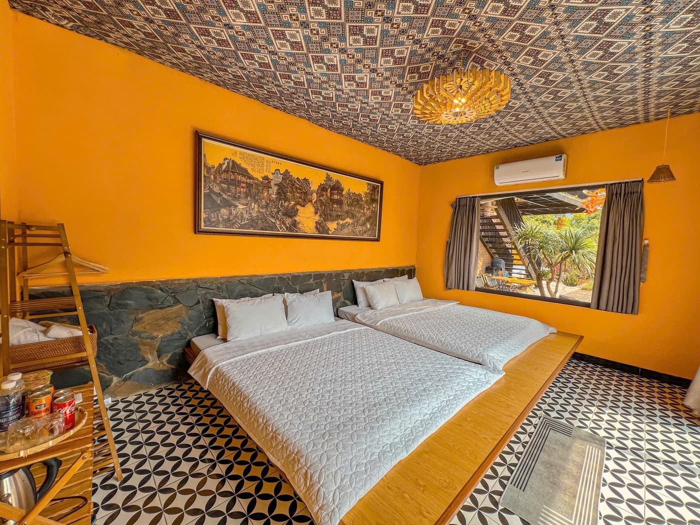Phòng thổ cẩm 2 giường tại A Tủn Homestay: trần thổ cẩm, tường cam, hai giường (5/8)