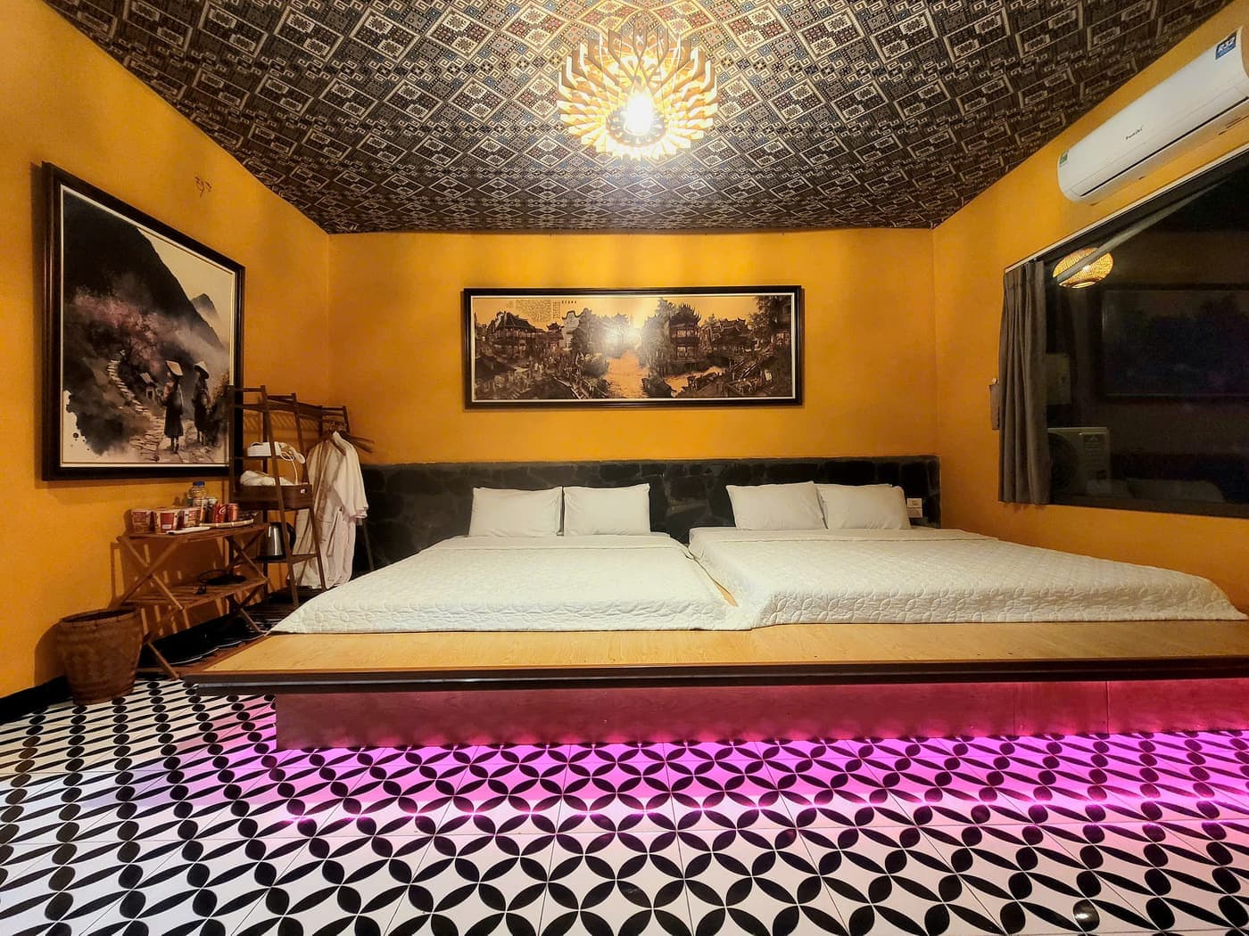 Phòng thổ cẩm 2 giường tại A Tủn Homestay: trần thổ cẩm, tường cam, hai giường (6/8)