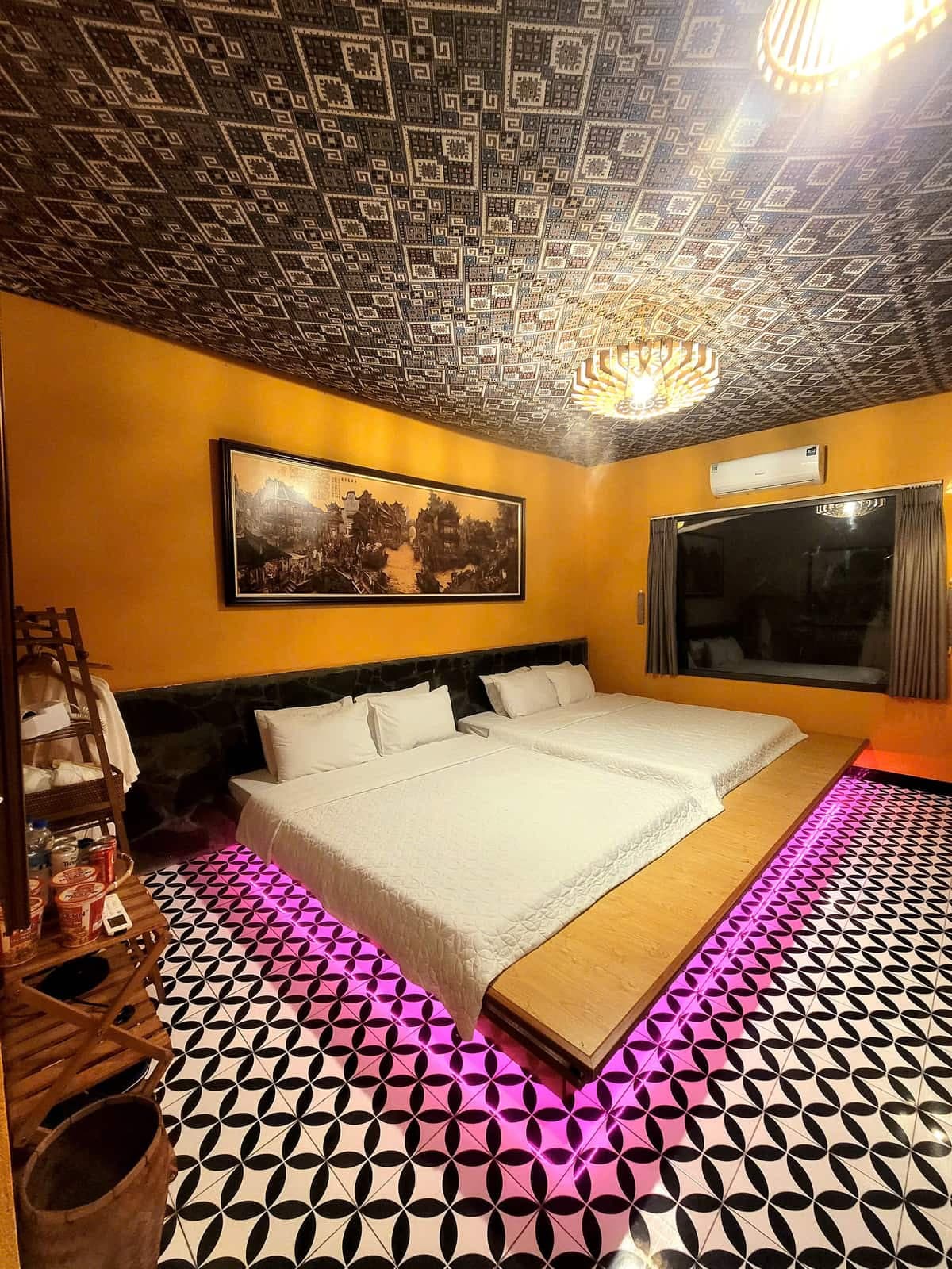 Phòng thổ cẩm 2 giường tại A Tủn Homestay: trần thổ cẩm, tường cam, hai giường (7/8)