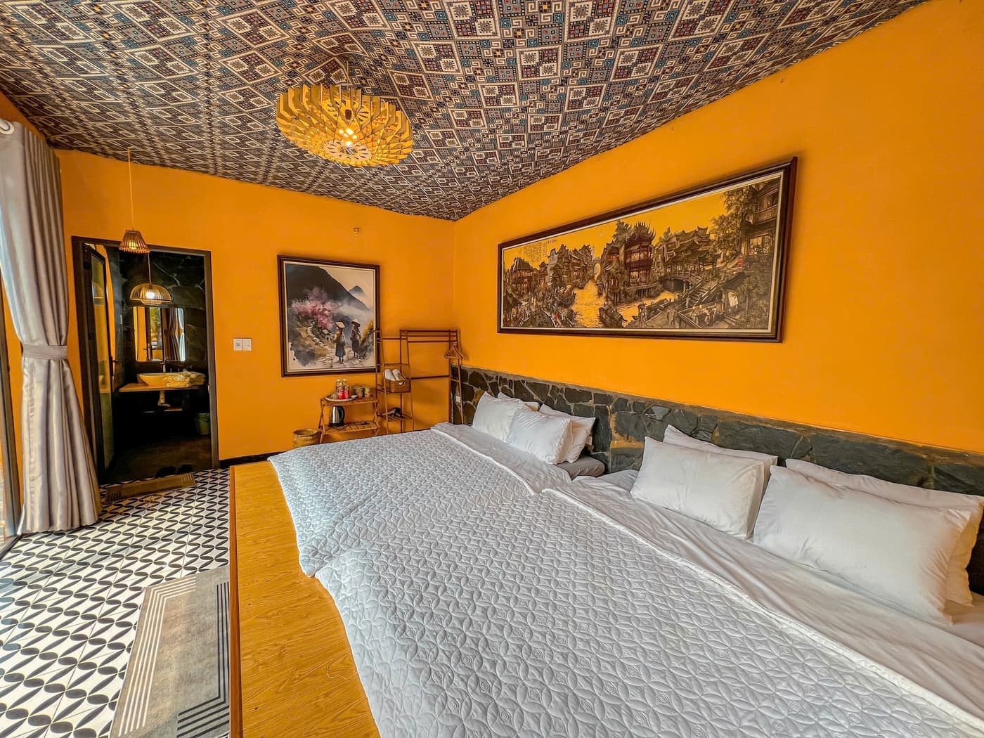 Phòng thổ cẩm 2 giường tại A Tủn Homestay: trần thổ cẩm, tường cam, hai giường (8/8)