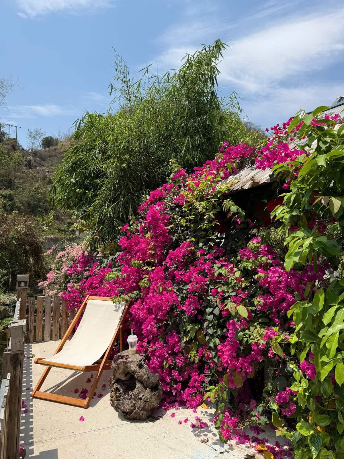 Suối đầu nguồn chảy quanh A Tủn Homestay, ghế nằm và bàn trà bên bờ (2/6)
