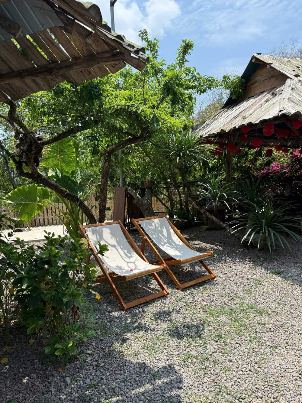 Suối đầu nguồn chảy quanh A Tủn Homestay, ghế nằm và bàn trà bên bờ (3/6)